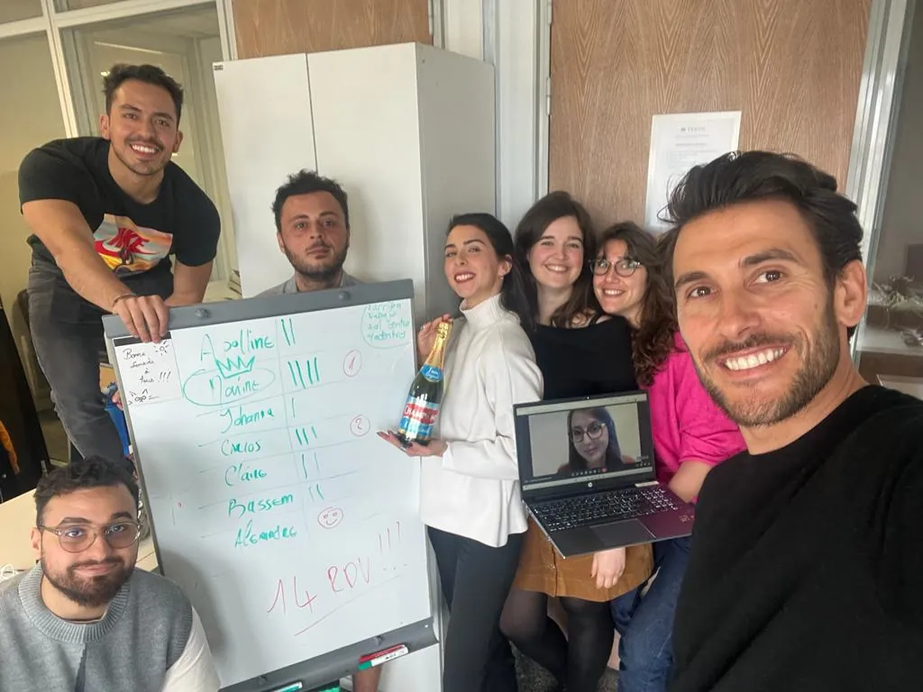 Équipe commerciale Tekyn célébrant 14 rendez-vous pris lors d'une session de Bootcamp Cold Calling GROW