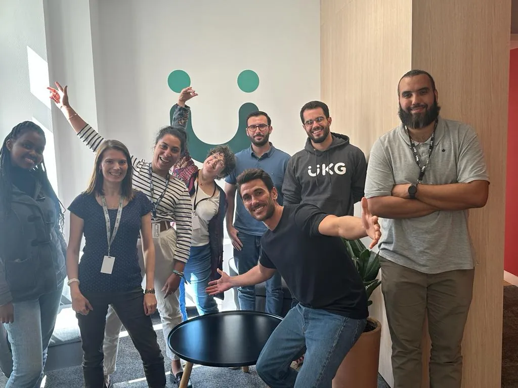 Équipe commerciale UKG réunie avec un coach GROW à la fin d'une session de cold calling