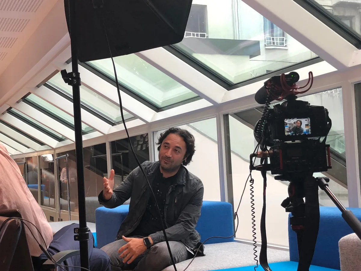 Interview vidéo d'un dirigeant filmée par GROW dans ses bureaux pour son personal branding LinkedIn