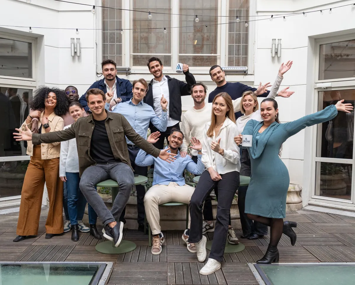 L'équipe GROW réunie dans la cour des bureaux de Paris