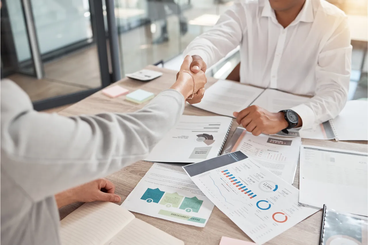 Commerciaux B2B appliquant différentes méthodes de vente en rendez-vous client
