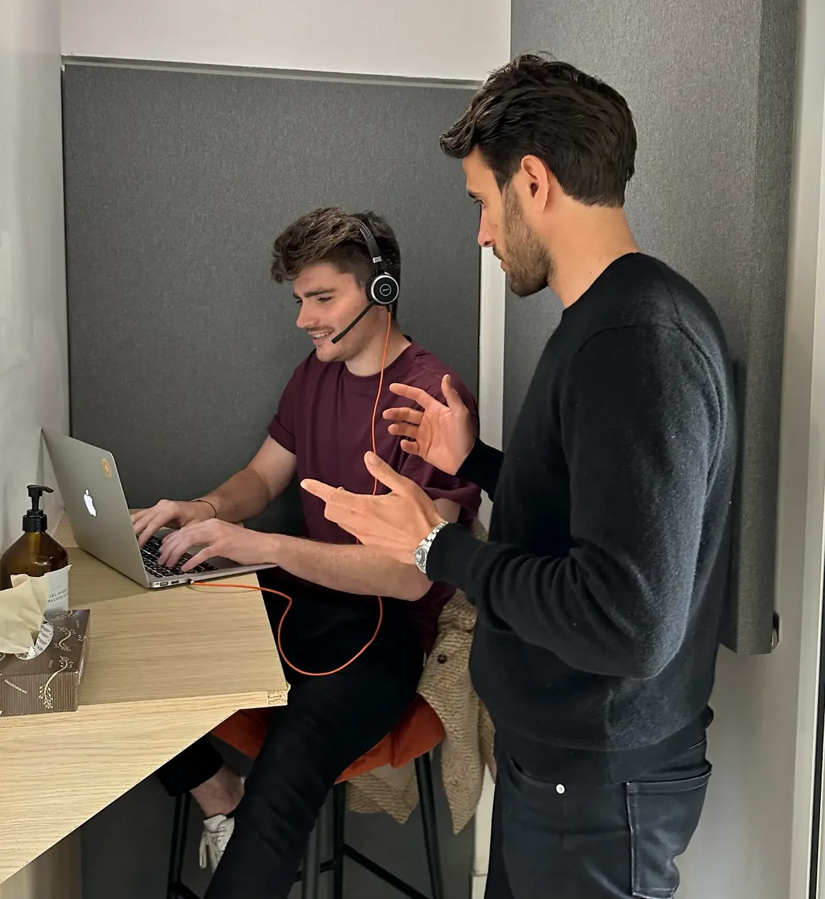 Coach GROW accompagnant un commercial équipé d'un casque pendant un appel de prospection