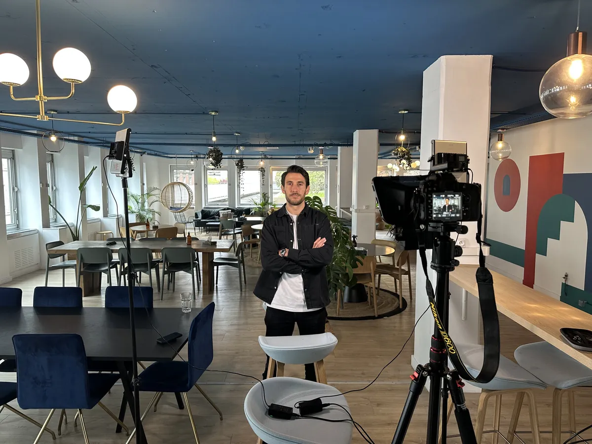 Tournage GROW en entreprise : studio mobile, prompteur et caméra installés dans les bureaux du client