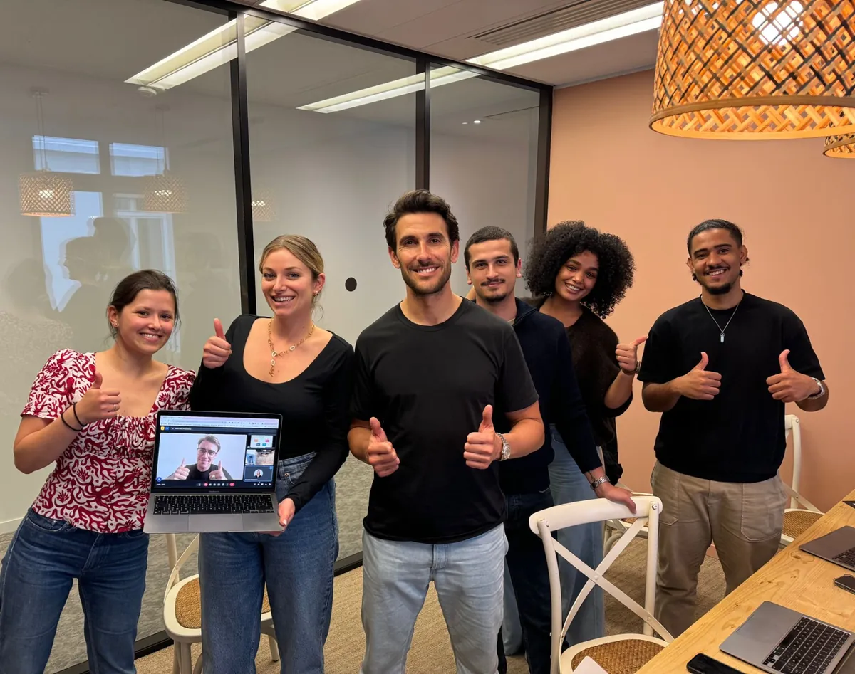 Équipe commerciale satisfaite après une session de Bootcamp Cold Calling GROW