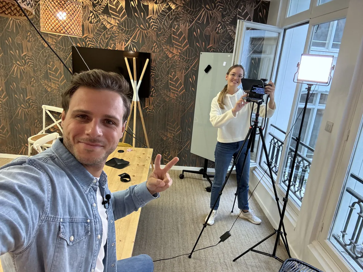 Equipe GROW en tournage chez un client : prompteur, éclairage LED et captation vidéo