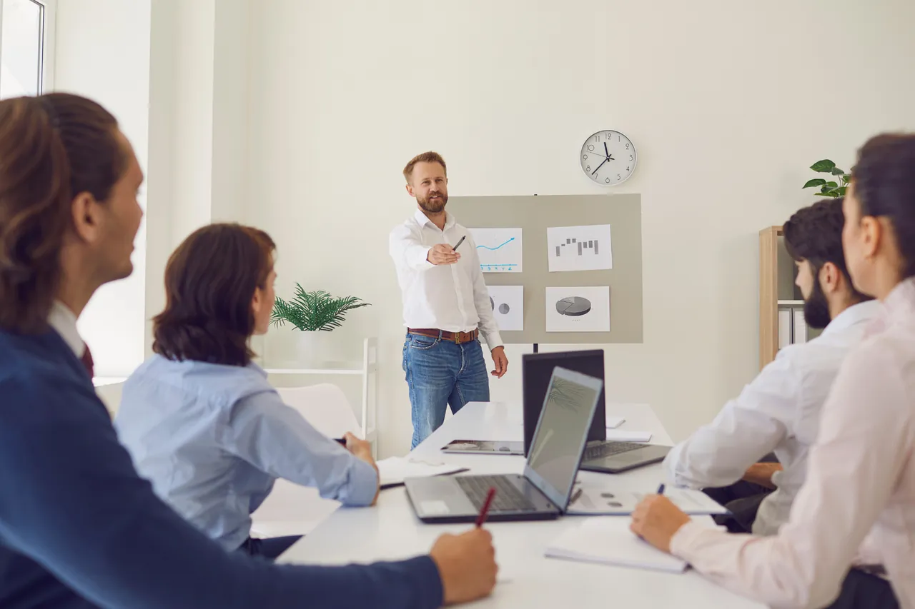 Commercial B2B analysant son pipeline de vente pour corriger les erreurs de closing