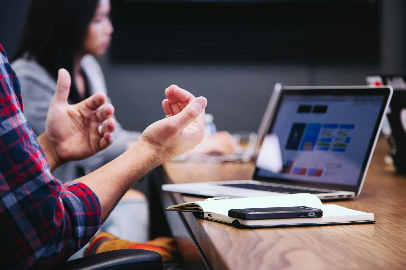 Dirigeant en échange avec un expert en personal branding LinkedIn lors d'un rendez-vous de travail