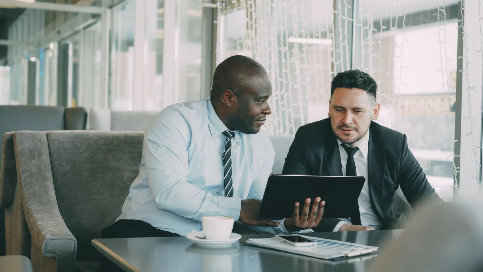 Dirigeant en échange de travail avec son consultant en personal branding LinkedIn