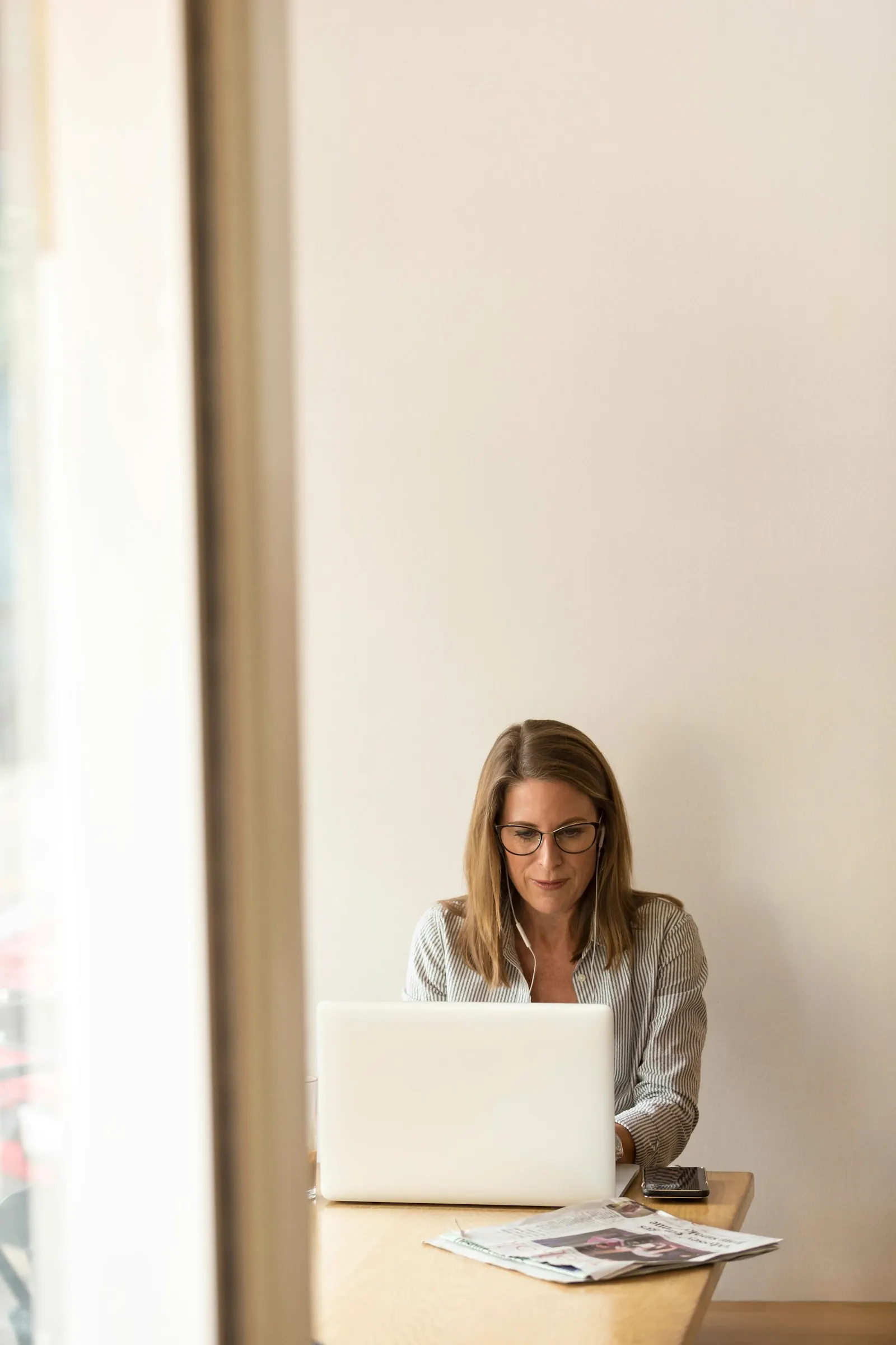 Dirigeante travaillant son personal branding LinkedIn depuis son ordinateur portable